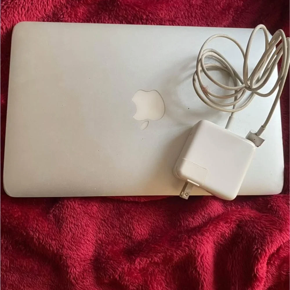 Apple MacBook in Sleek Silver